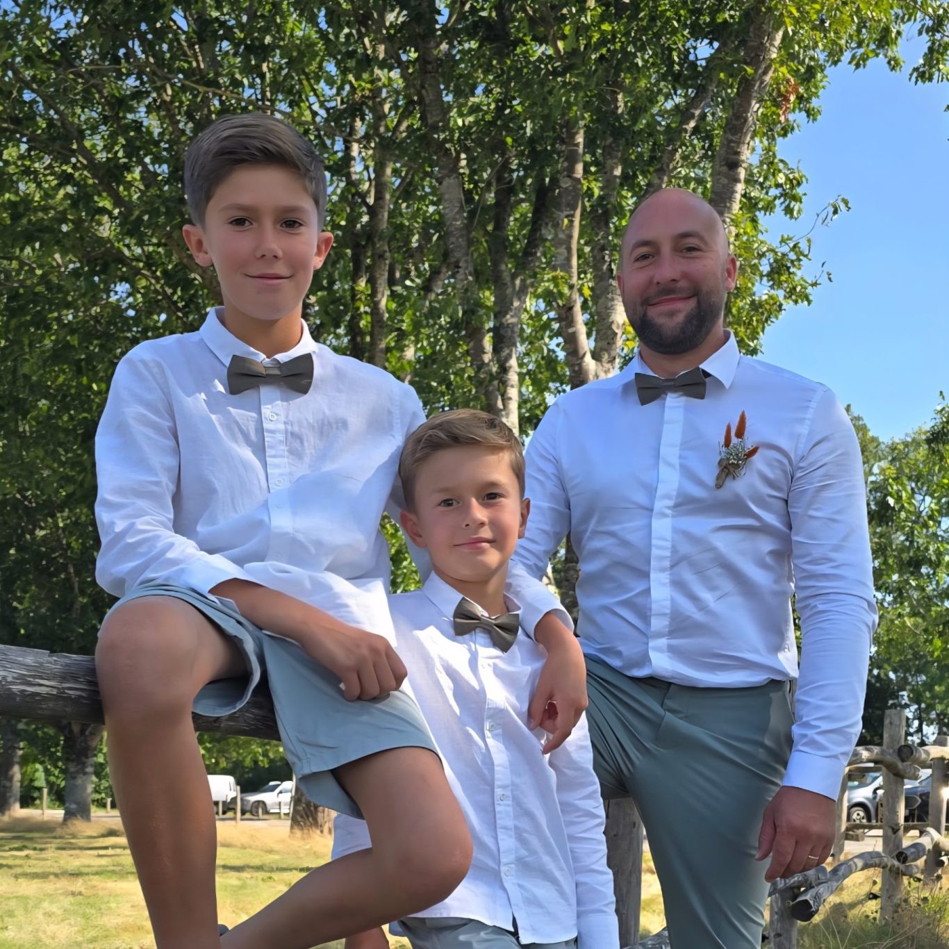 Père et fils avec nœuds papillon  satin vert sauge assortis