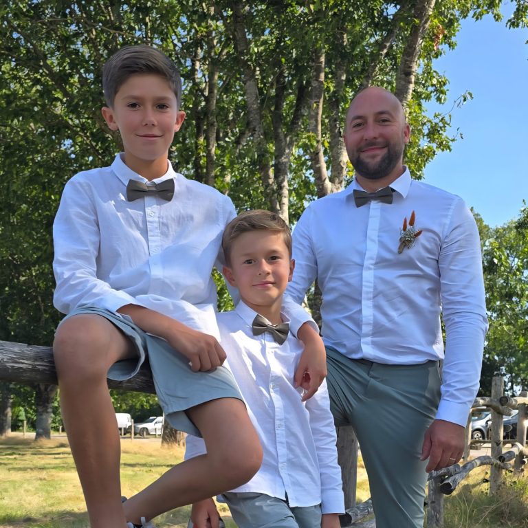 Père et deux garçons avec nœuds papillon satin vert sauge assortis