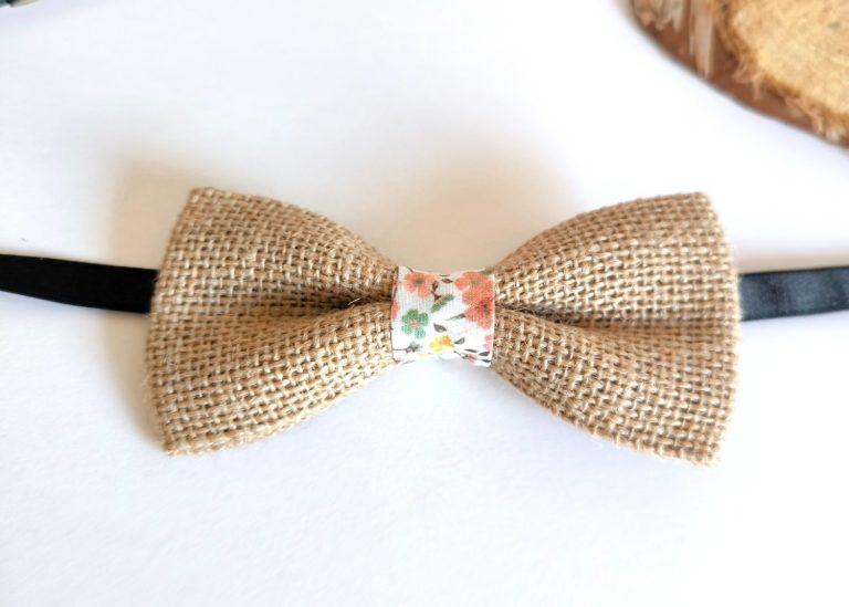 Nœud papillon en jute avec centre fleuri