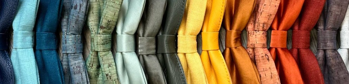 Nœuds papillon faits main en lin, liège, satin et cuir, alignés du bleu au marron