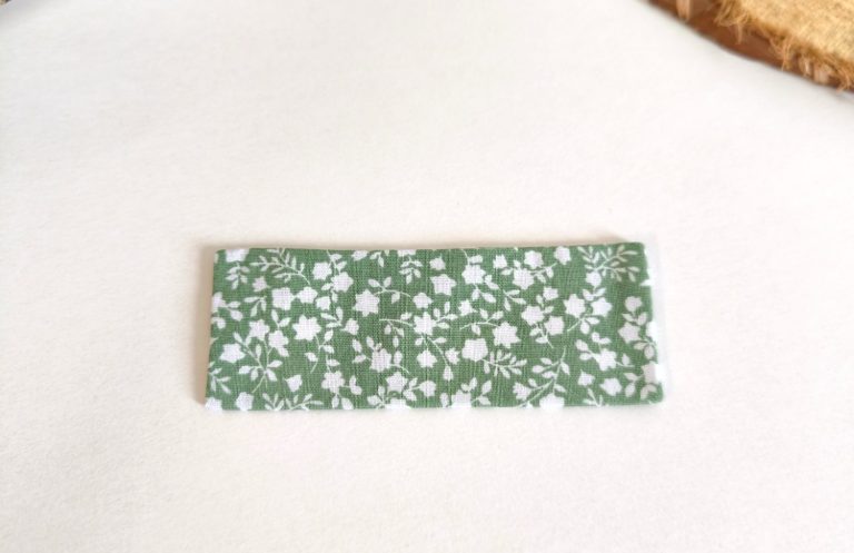 Pochette de costume en tissu fleuri vert