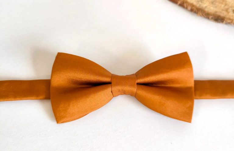 Nœud papillon en satin ocre
